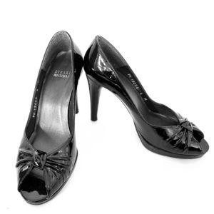 ⛩ Stuart Weizmann Patent Leather peek toe pumps